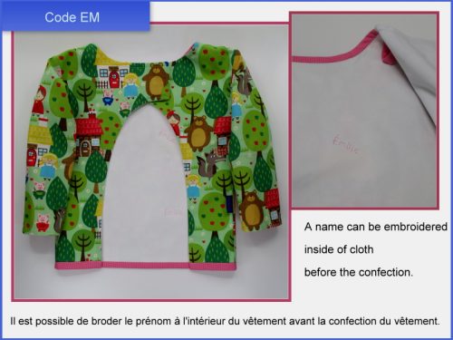 Bavoir avec manches avec une broderie